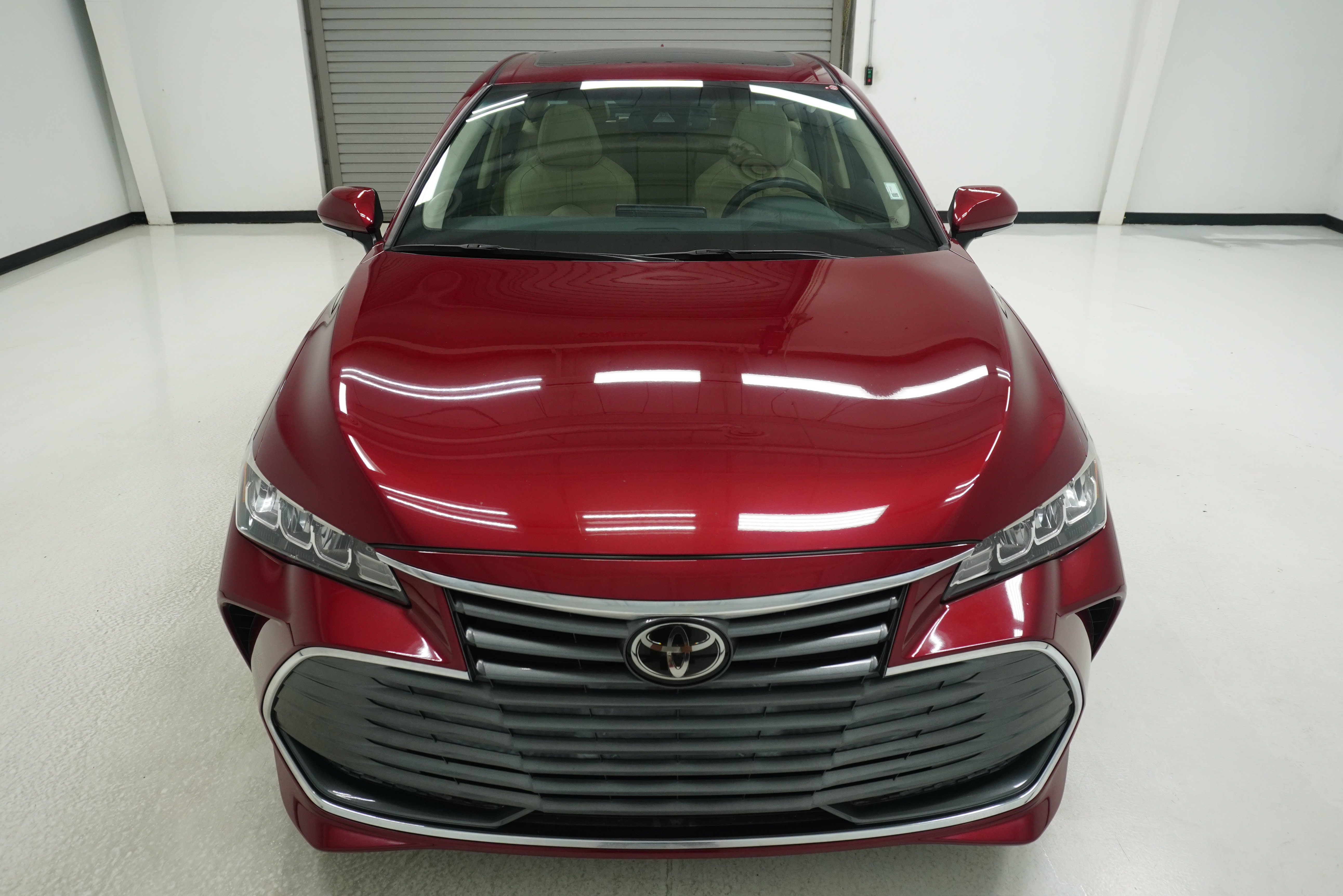 Used 2019 Toyota Avalon XLE w/ Moonroof Package FWD image 2