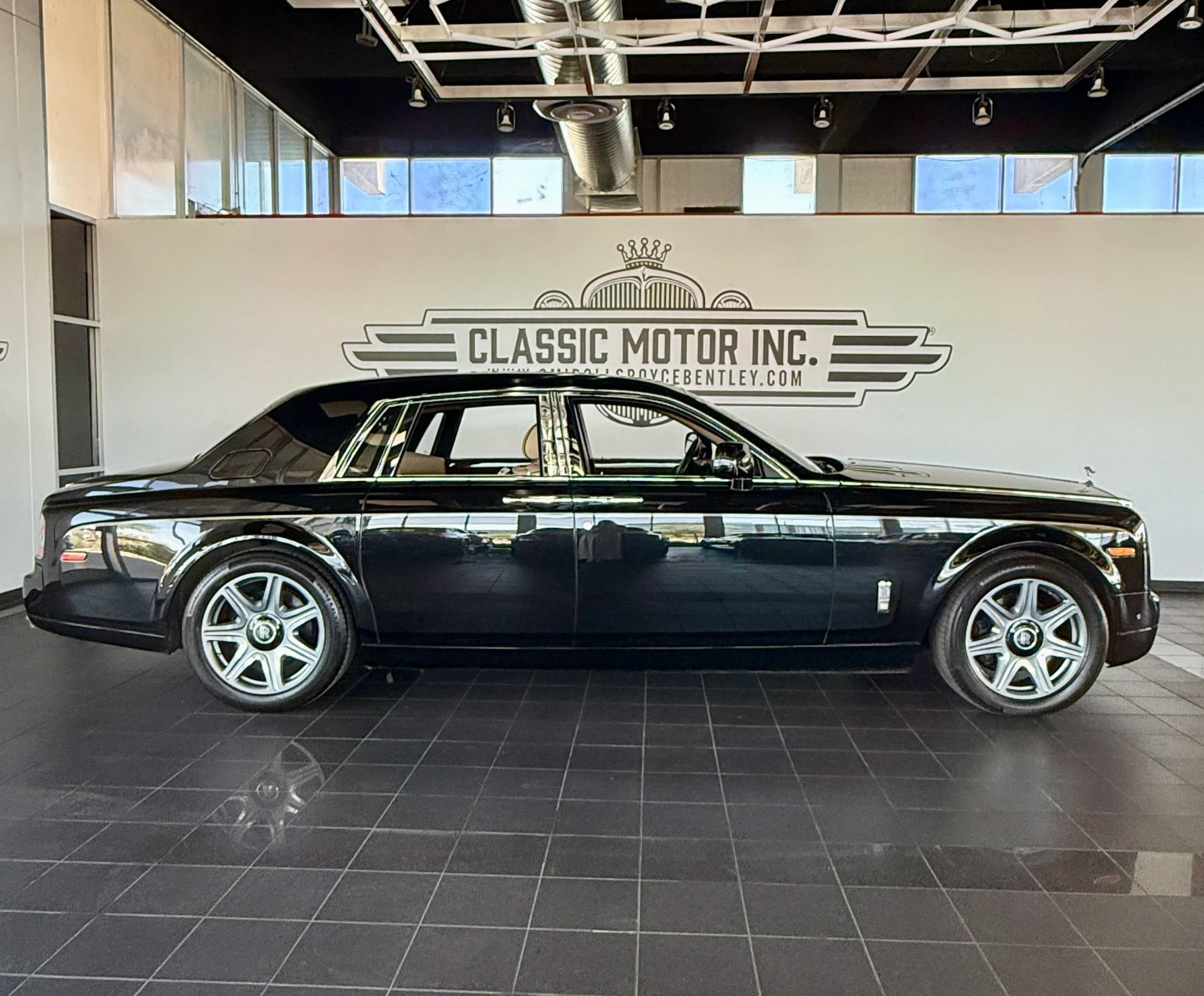 Used 2015 Rolls-Royce Phantom Sedan RWD image 2