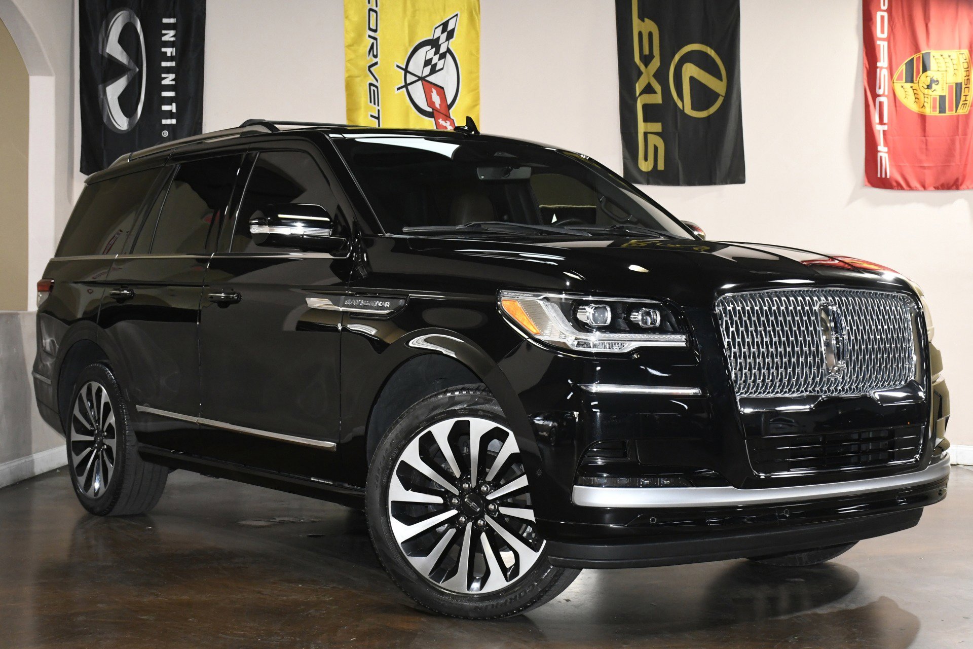 Used 2023 Lincoln Navigator Reserve image 3