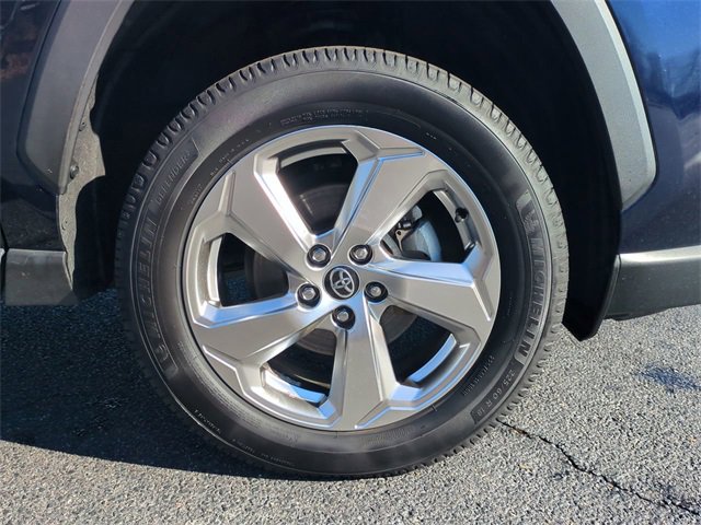 Used 2021 Toyota RAV4 XLE Premium image 11