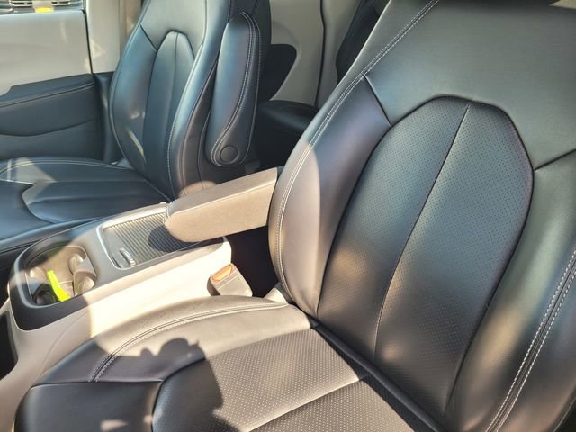 Used 2023 Chrysler Pacifica Touring-L image 13