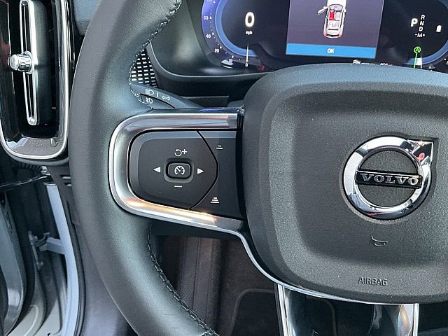 Used 2025 Volvo XC40 B5 Plus image 27