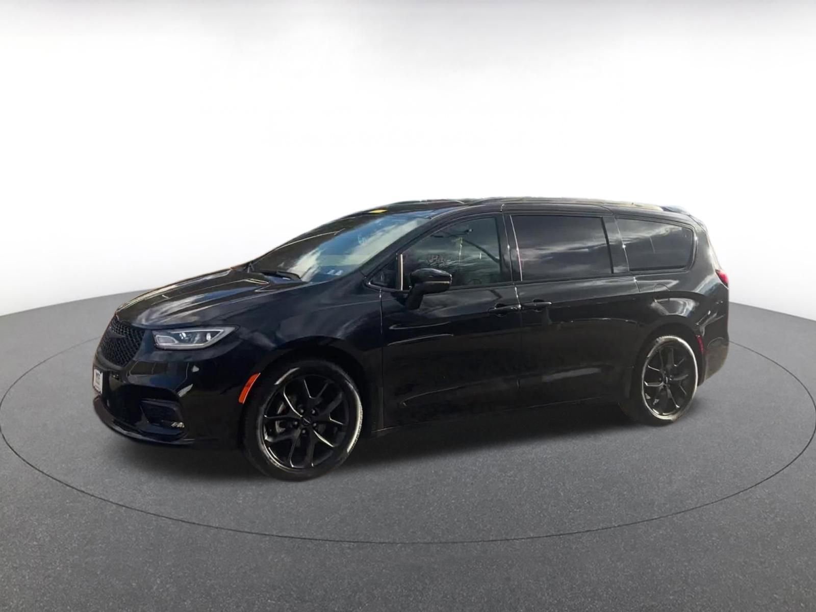 Used 2025 Chrysler Pacifica Limited image 7