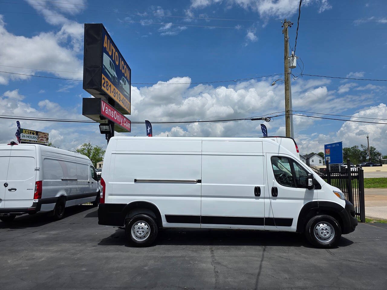 Used 2024 RAM ProMaster 2500 w/ Convenience Group FWD image 3