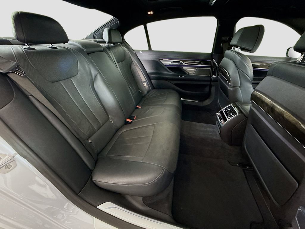 Used 2018 BMW 740e xDrive image 27