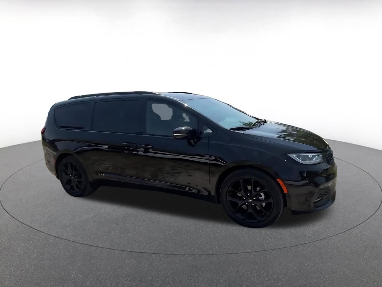 Used 2025 Chrysler Pacifica Limited FWD video 2