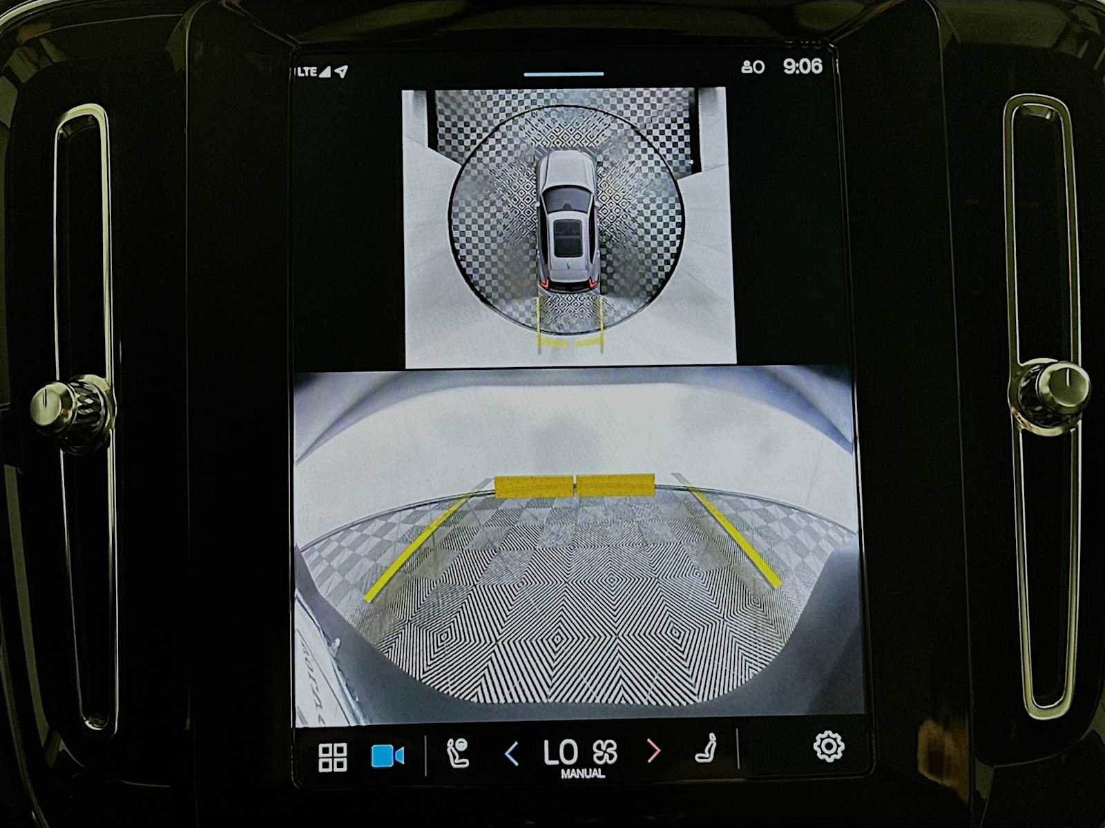 Used 2025 Volvo XC40 B5 Plus w/ Protection Package Premier image 15