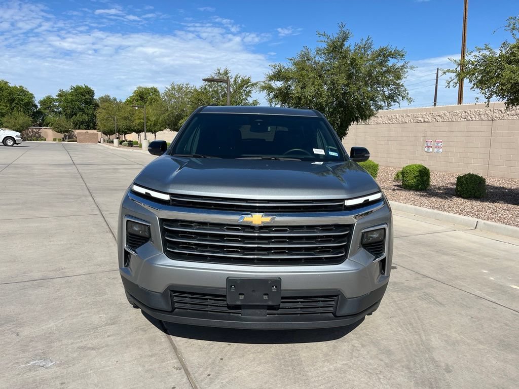 Used 2025 Chevrolet Traverse LT FWD image 3