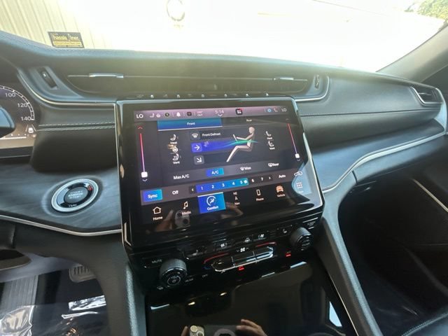 Used 2023 Jeep Grand Cherokee L Limited w/ Luxury Tech Group II AWD/4WD image 26