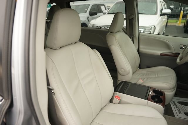 Used 2013 Toyota Sienna XLE w/ Entertainment Pkg FWD image 21
