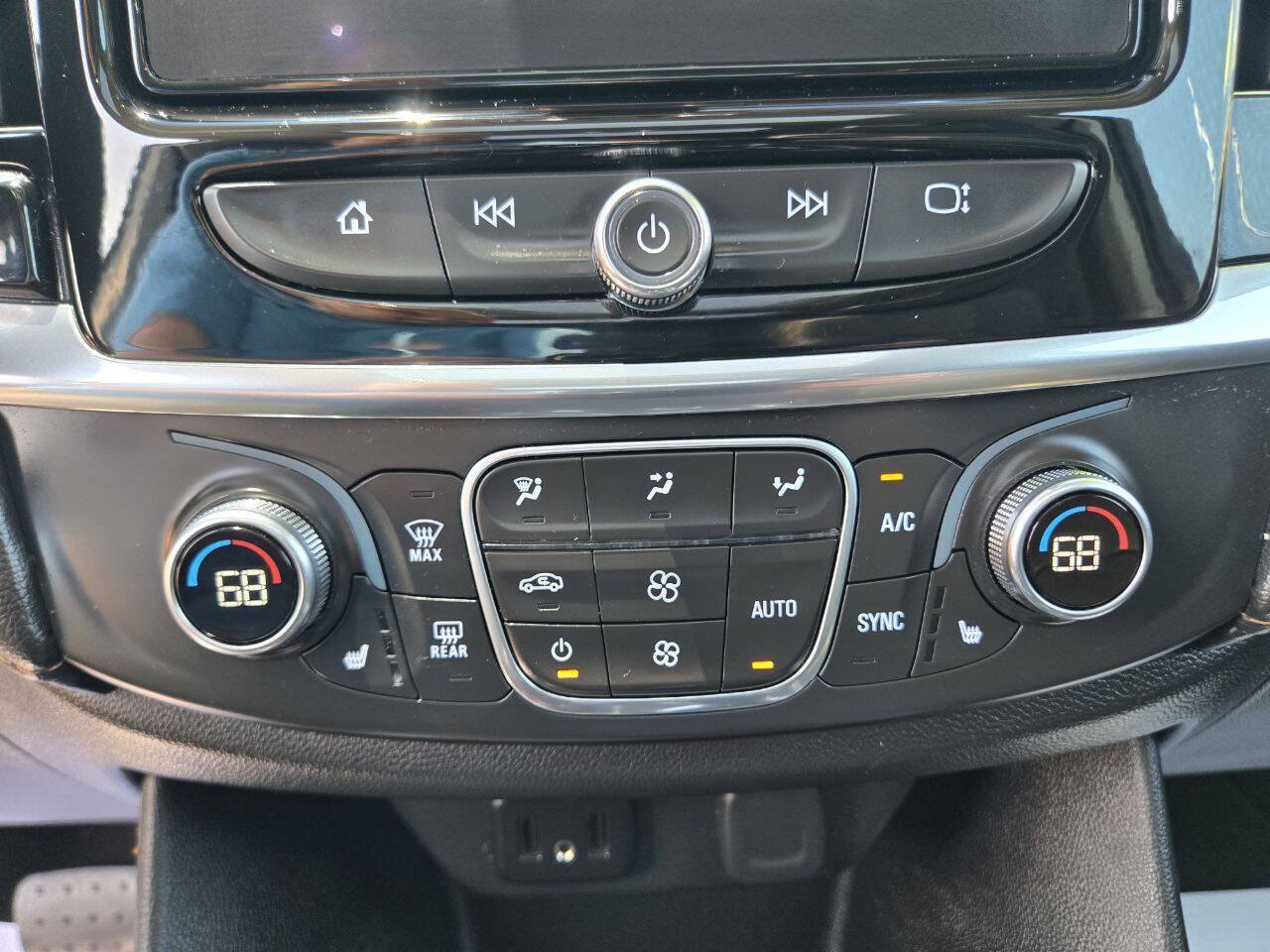 Used 2019 Chevrolet Traverse LT FWD image 36