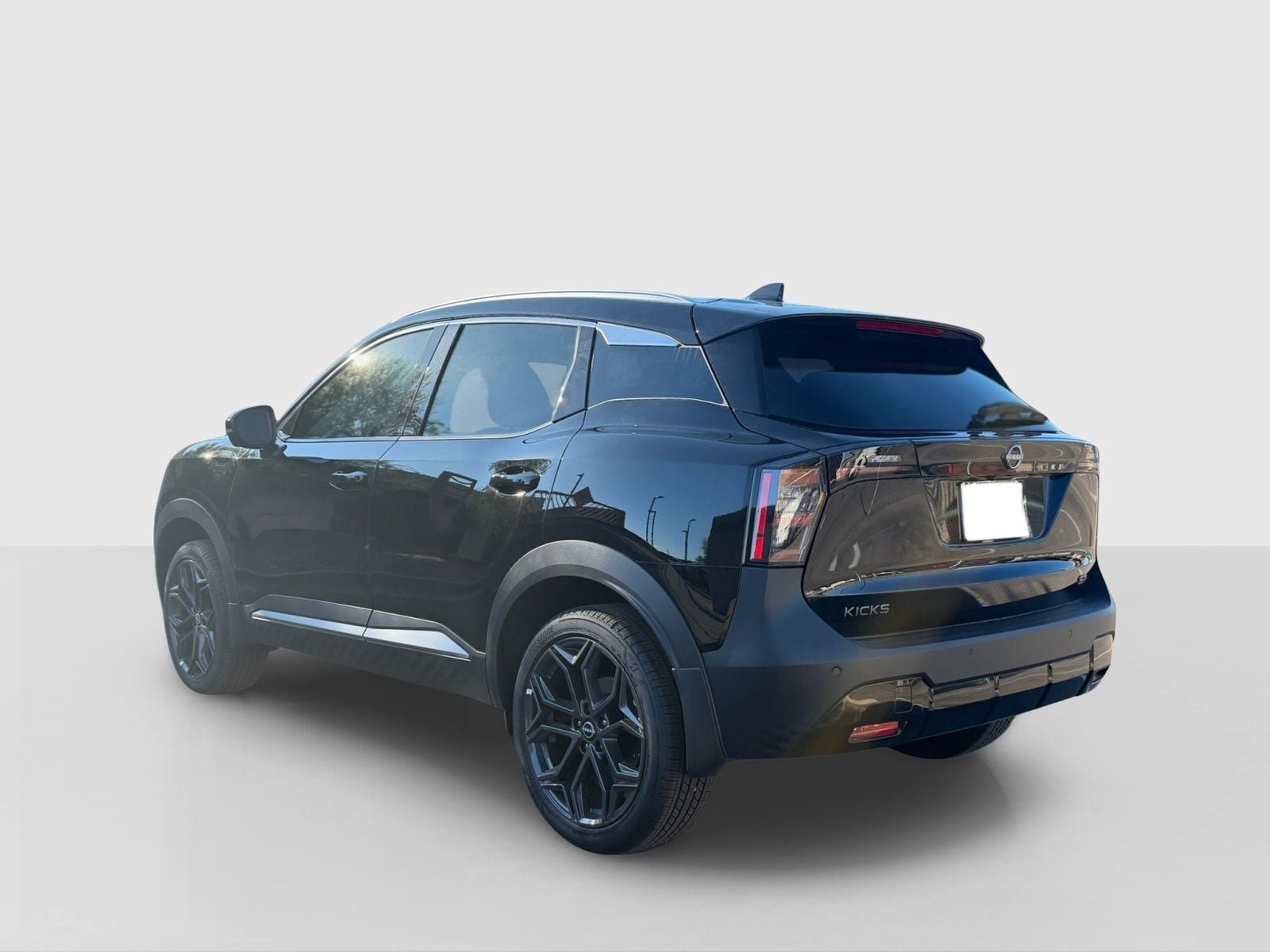New 2026 Nissan Kicks SR FWD image 3