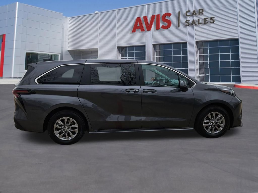 Used 2025 Toyota Sienna LE FWD image 7