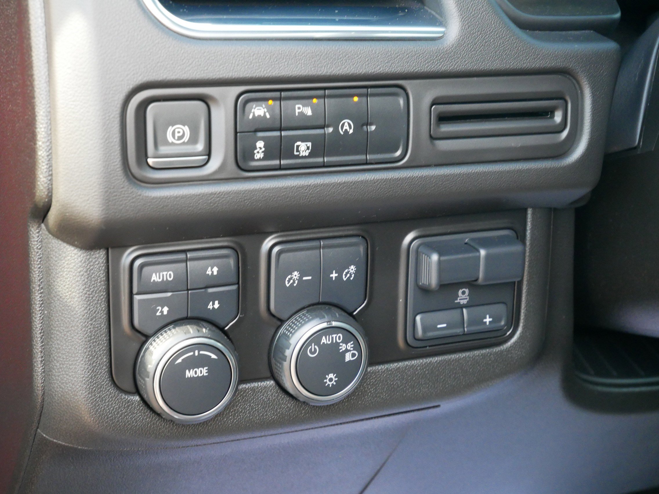 Used 2023 Chevrolet Suburban RST w/ Sport Performance Package image 25