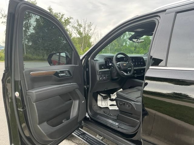 Used 2025 Chevrolet Suburban High Country AWD/4WD image 16