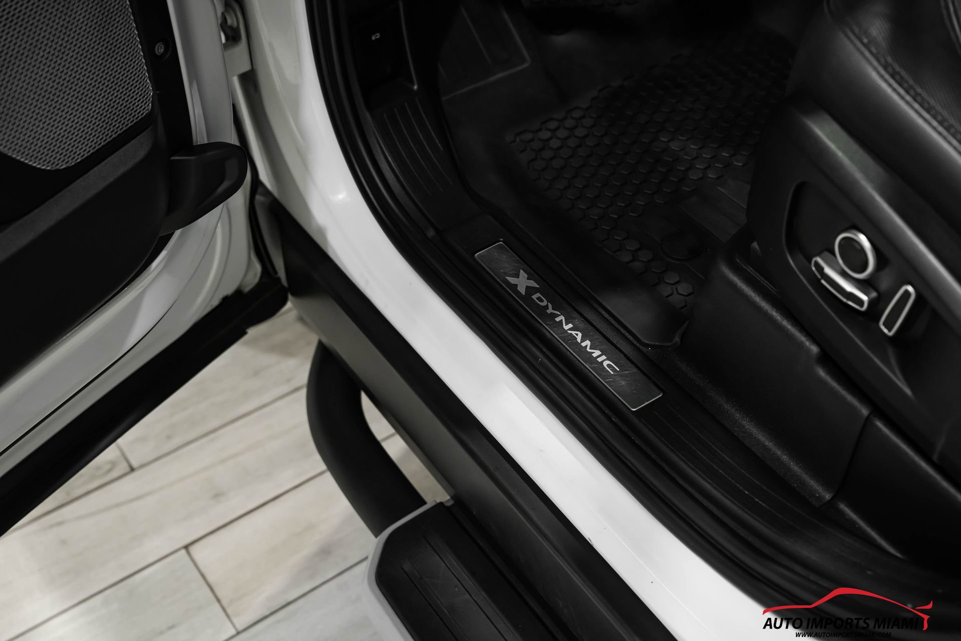 Used 2023 Land Rover Defender 130 X-Dynamic SE image 40