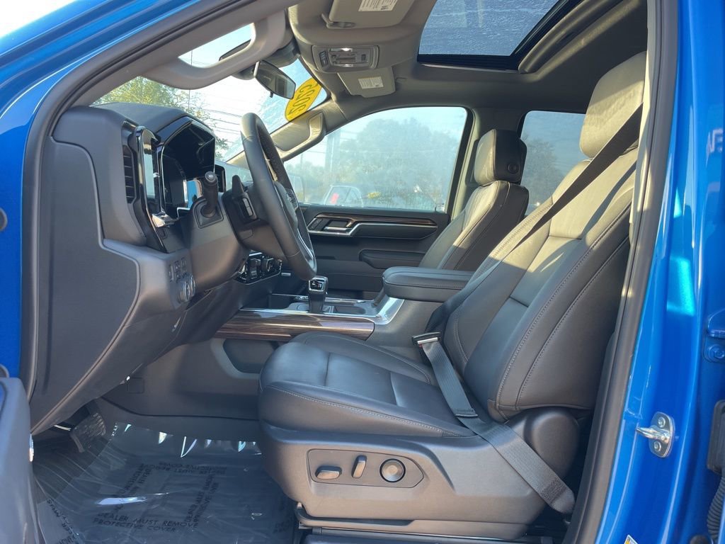 Used 2025 Chevrolet Silverado 1500 LT Trail Boss w/ Convenience Package II image 4