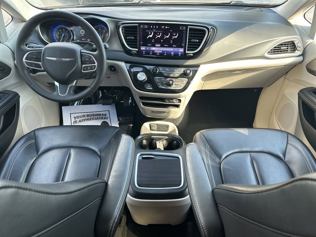 Used 2023 Chrysler Pacifica Touring-L FWD image 13