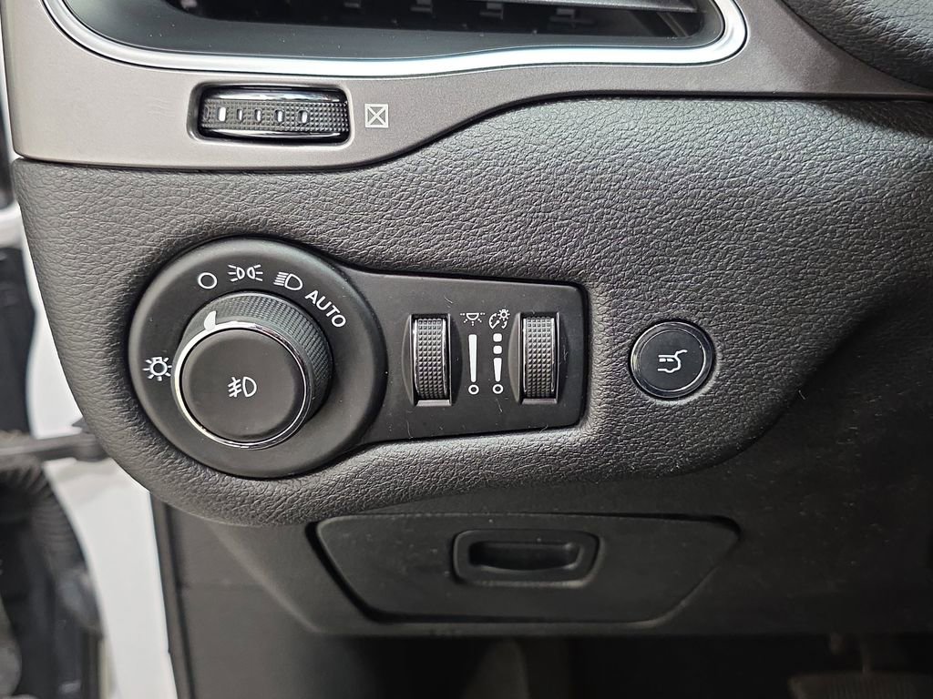 Used 2019 Jeep Cherokee Latitude Plus w/ Comfort/Convenience Group AWD/4WD image 26