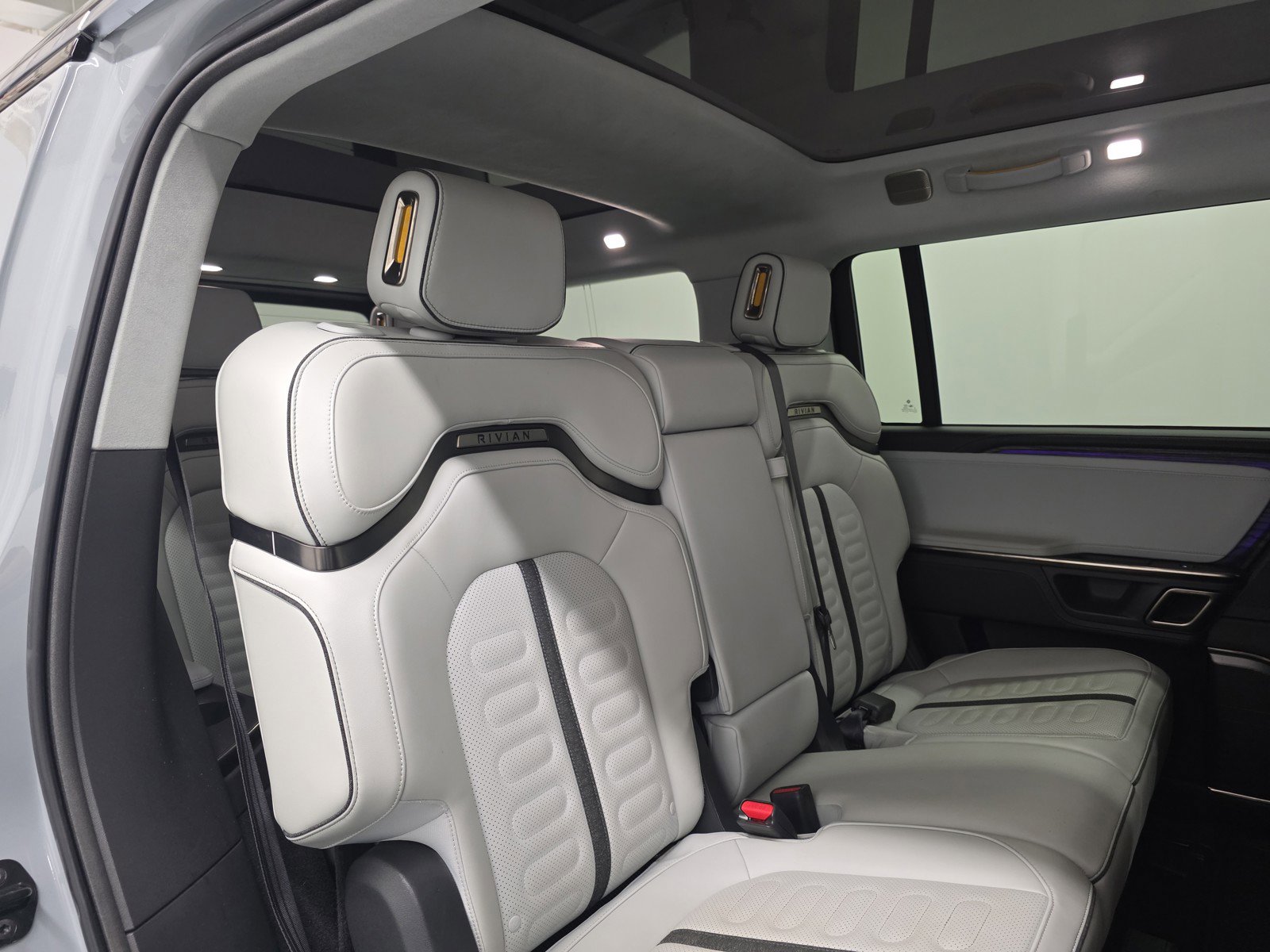 Used 2024 Rivian R1S Adventure AWD/4WD image 23