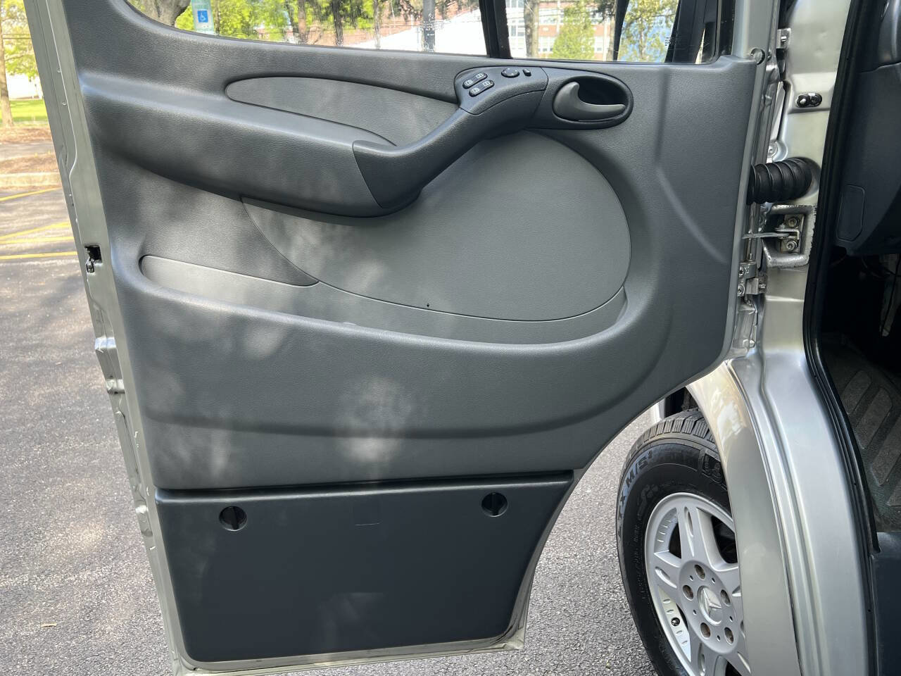 Used 2005 Dodge Sprinter 2500 w/ Cooling Group RWD image 21