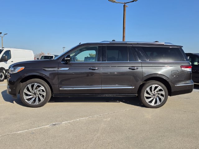 Used 2023 Lincoln Navigator L Reserve AWD/4WD image 4