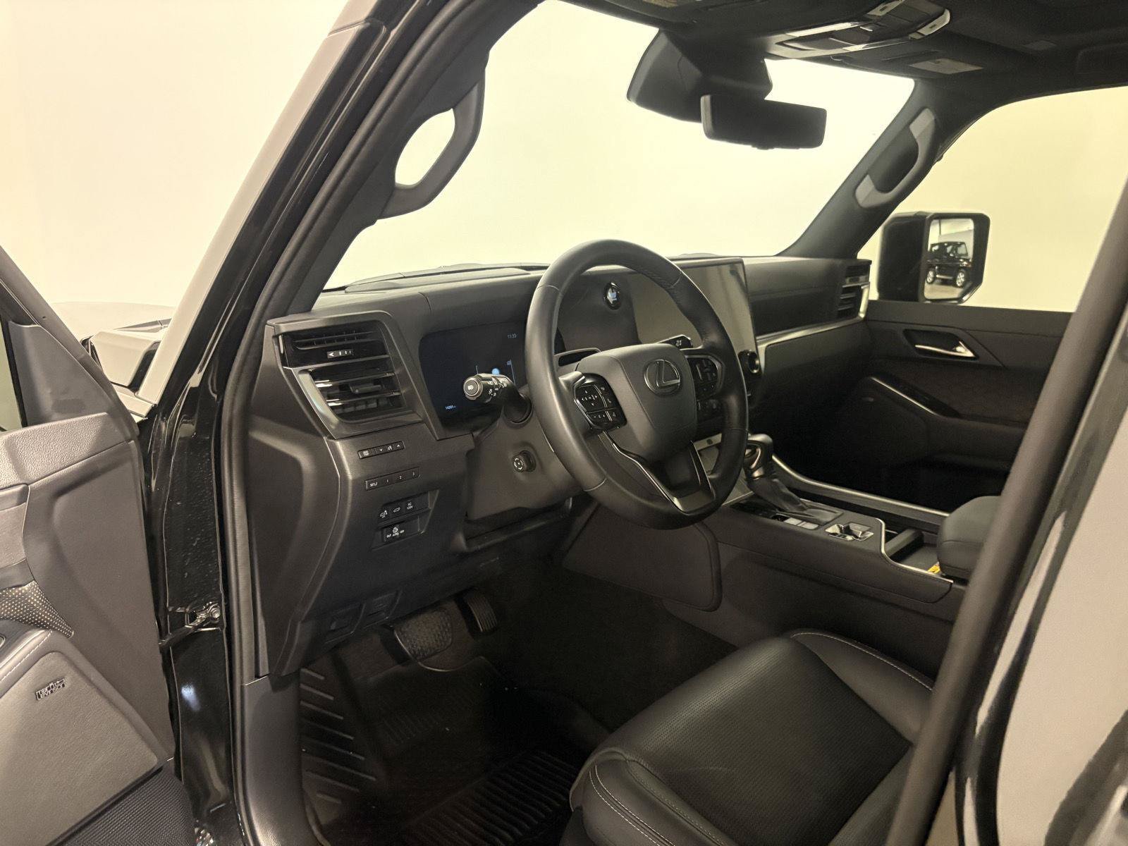 Used 2025 Lexus GX 550 w/ Accessory Package (2T) AWD/4WD image 17