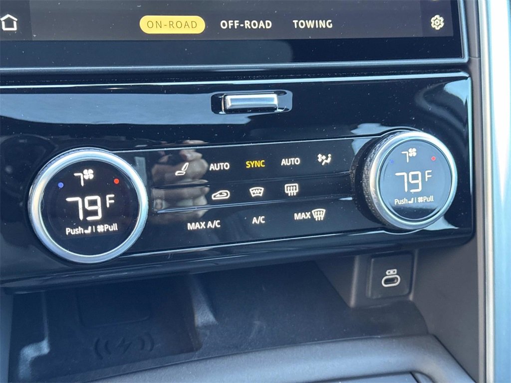 Used 2025 Land Rover Discovery Dynamic SE image 23