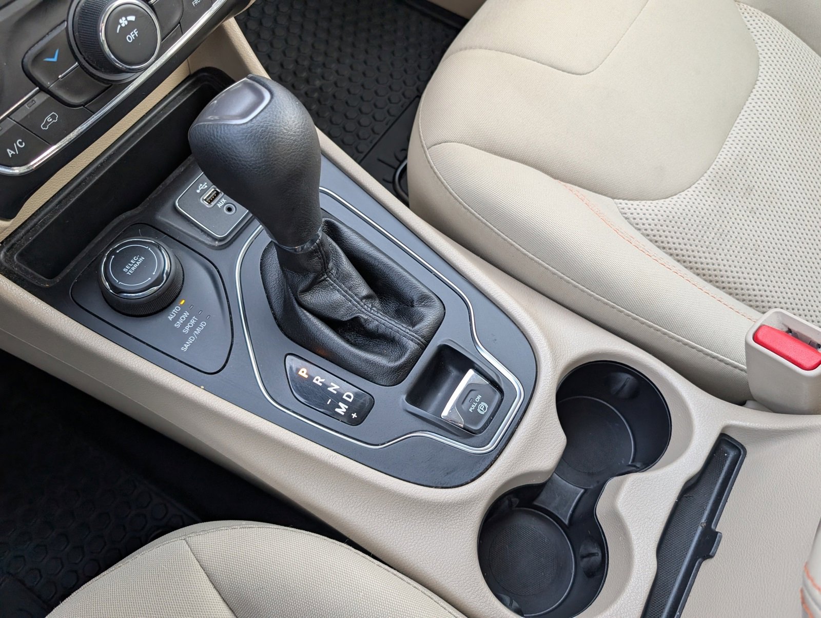 Certified 2019 Jeep Cherokee Latitude w/ Cold Weather Group image 20