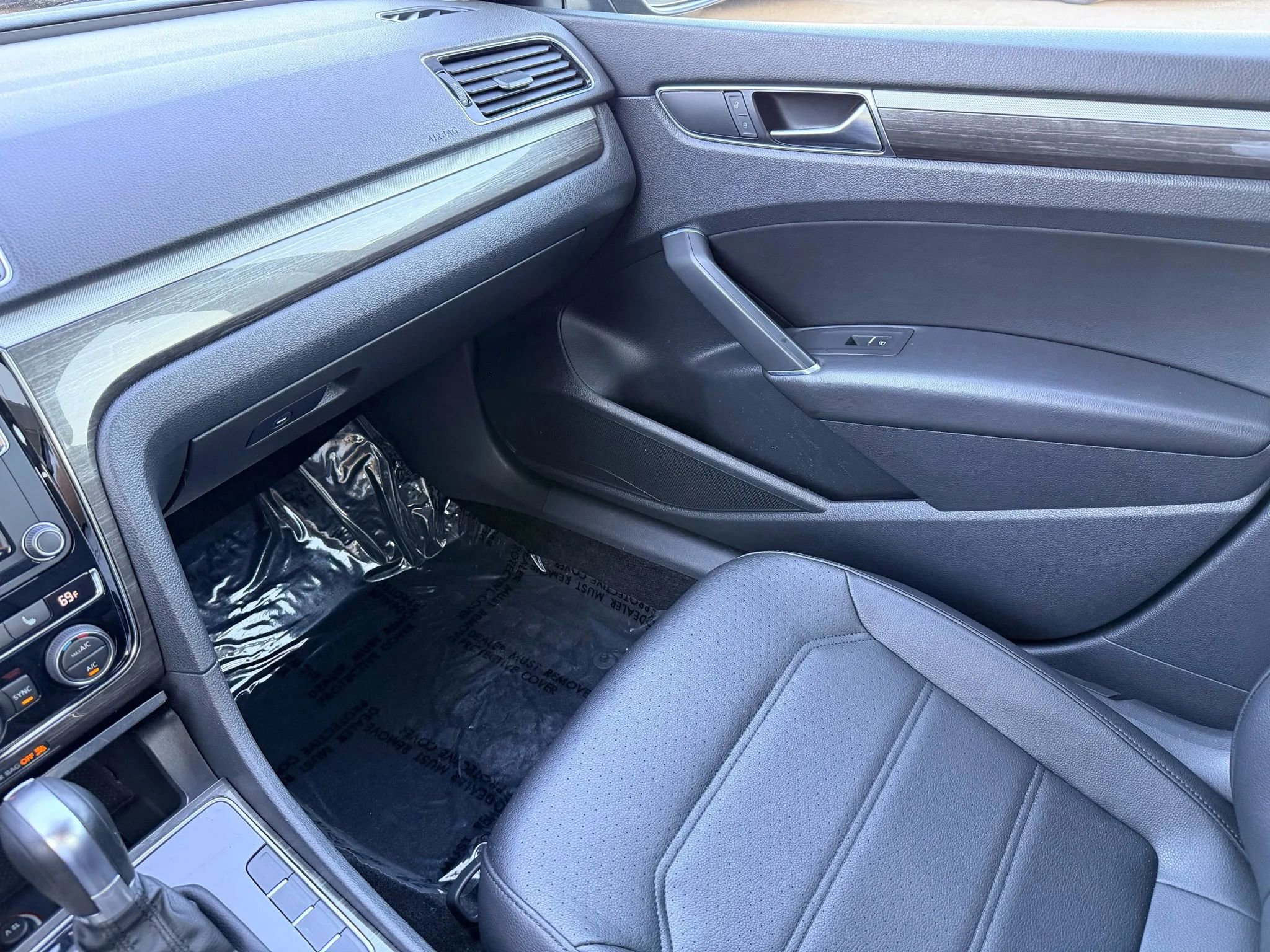 Used 2017 Volkswagen Passat 1.8T SE w/ SE Lighting Package image 16