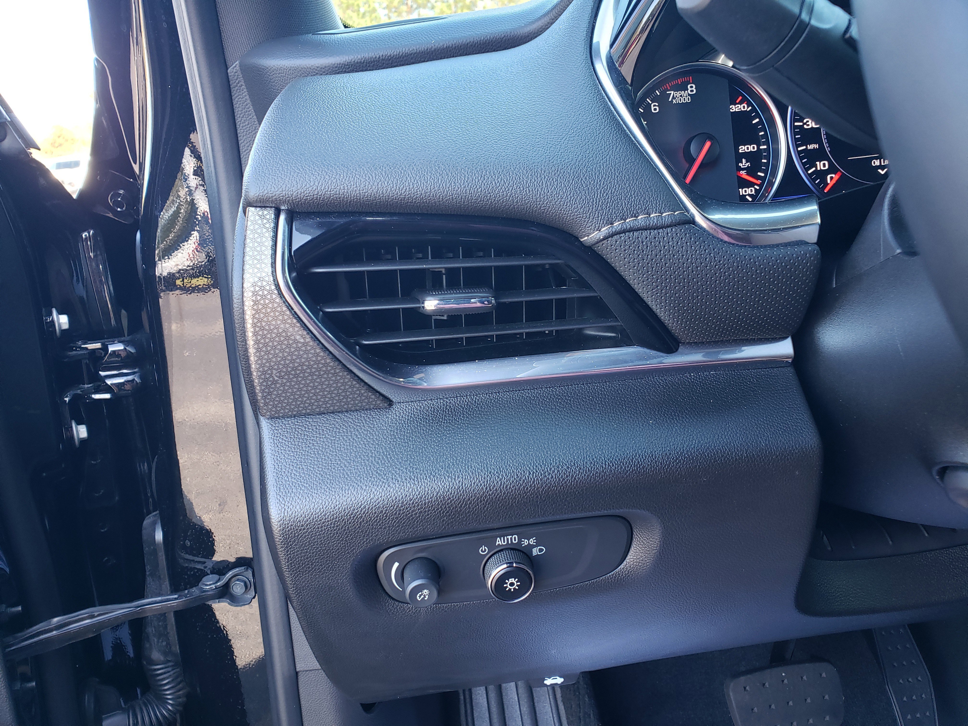 Used 2023 Chevrolet Traverse Premier image 13