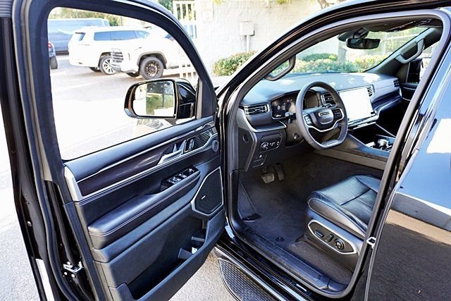 Used 2023 Jeep Wagoneer 2WD image 43