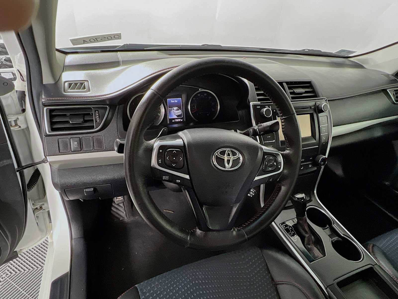 Used 2015 Toyota Camry SE image 11