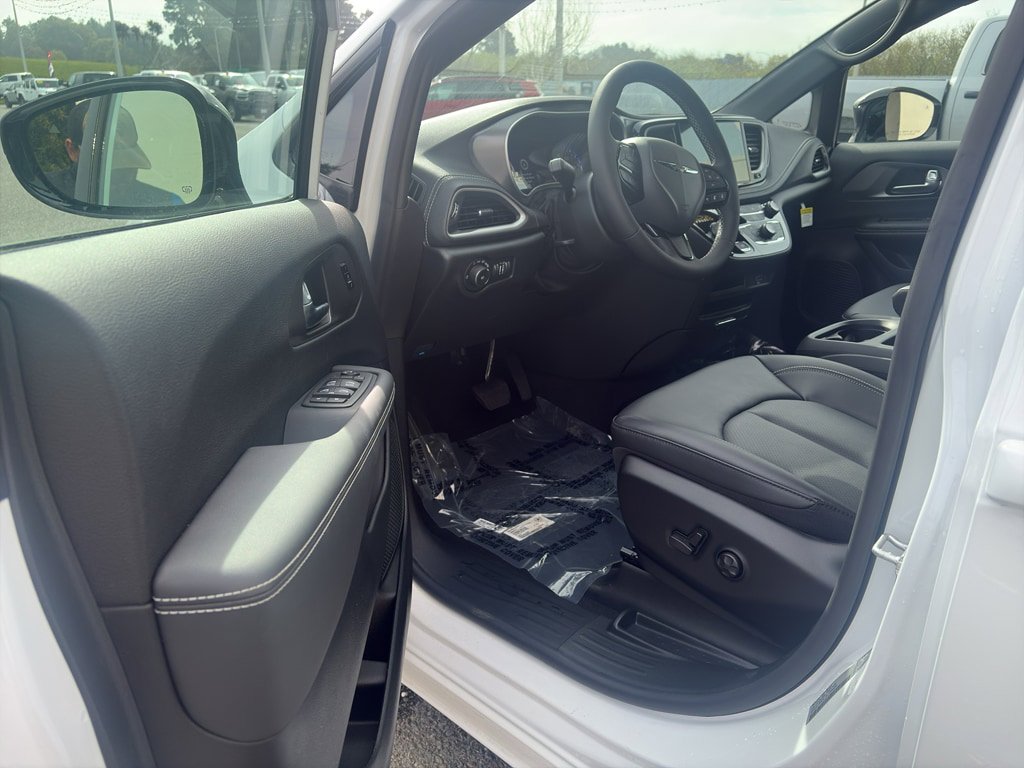 New 2026 Chrysler Pacifica Select w/ S Appearance Package image 4