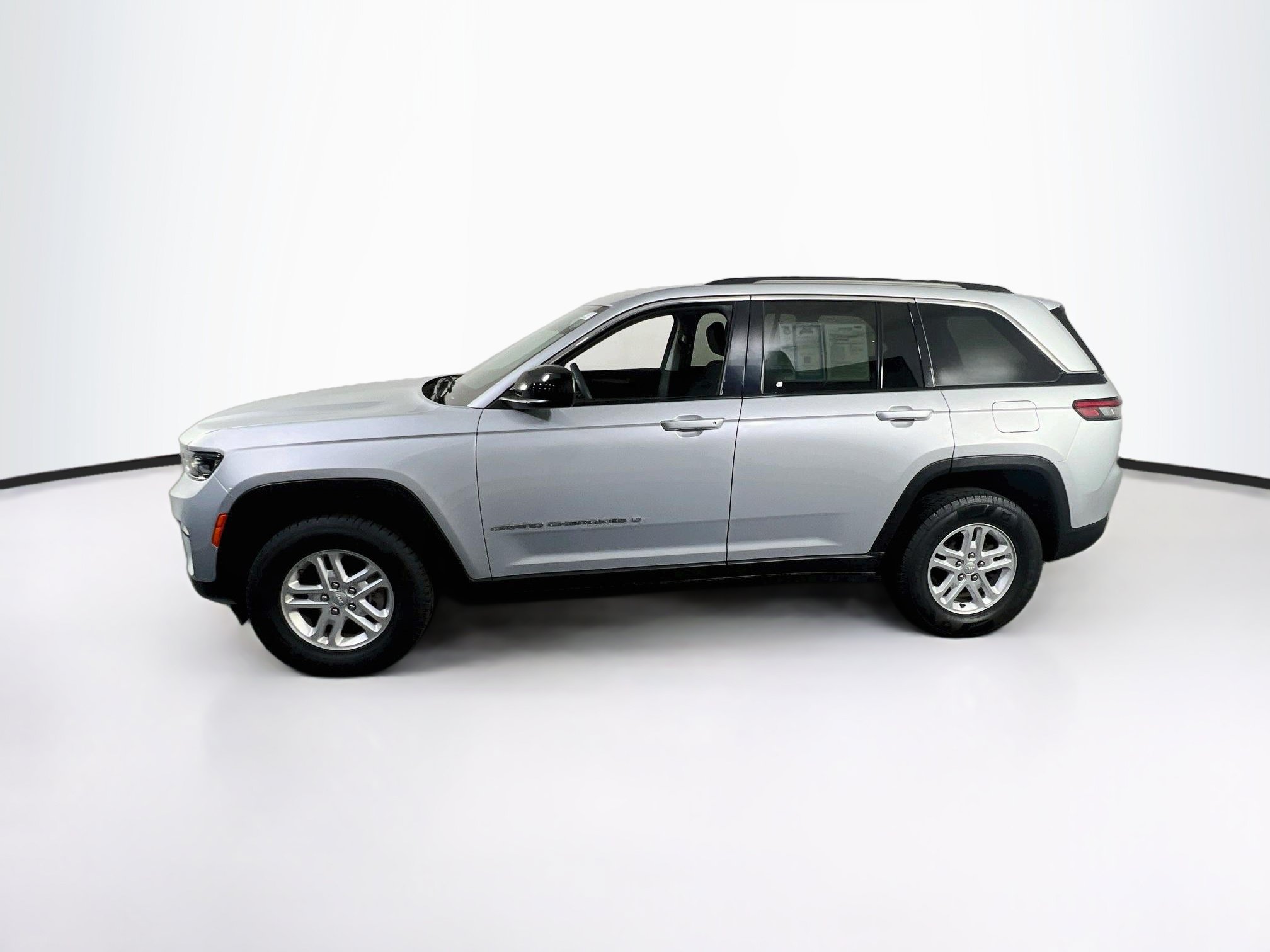 Used 2023 Jeep Grand Cherokee Laredo w/ Luxury Tech Group I AWD/4WD image 8