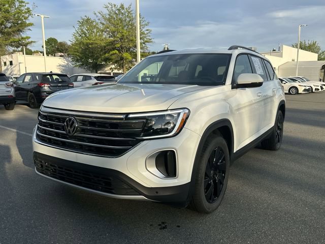 Used 2025 Volkswagen Atlas SE w/ Black Wheel Package image 1