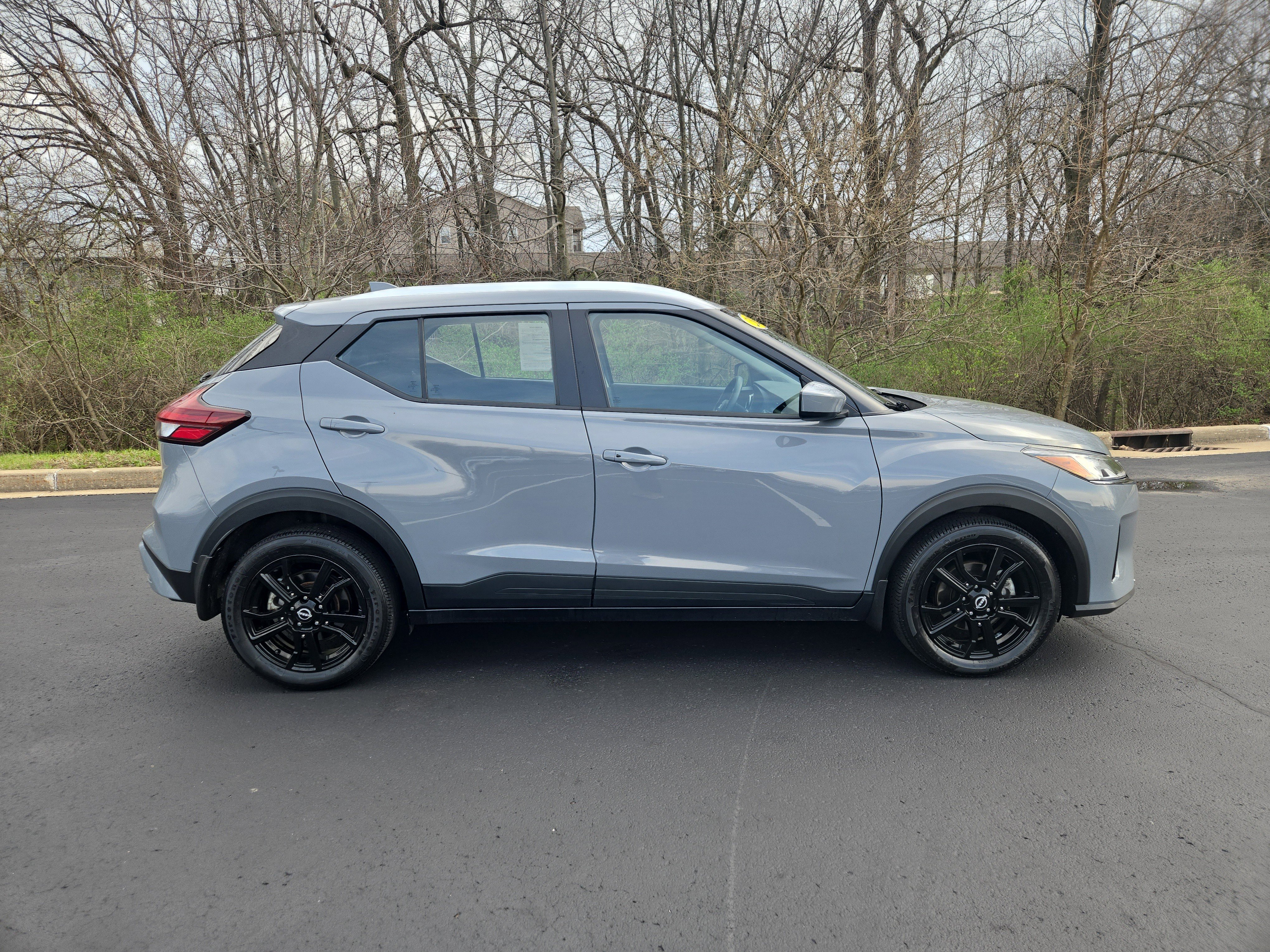 Used 2023 Nissan Kicks SV image 2