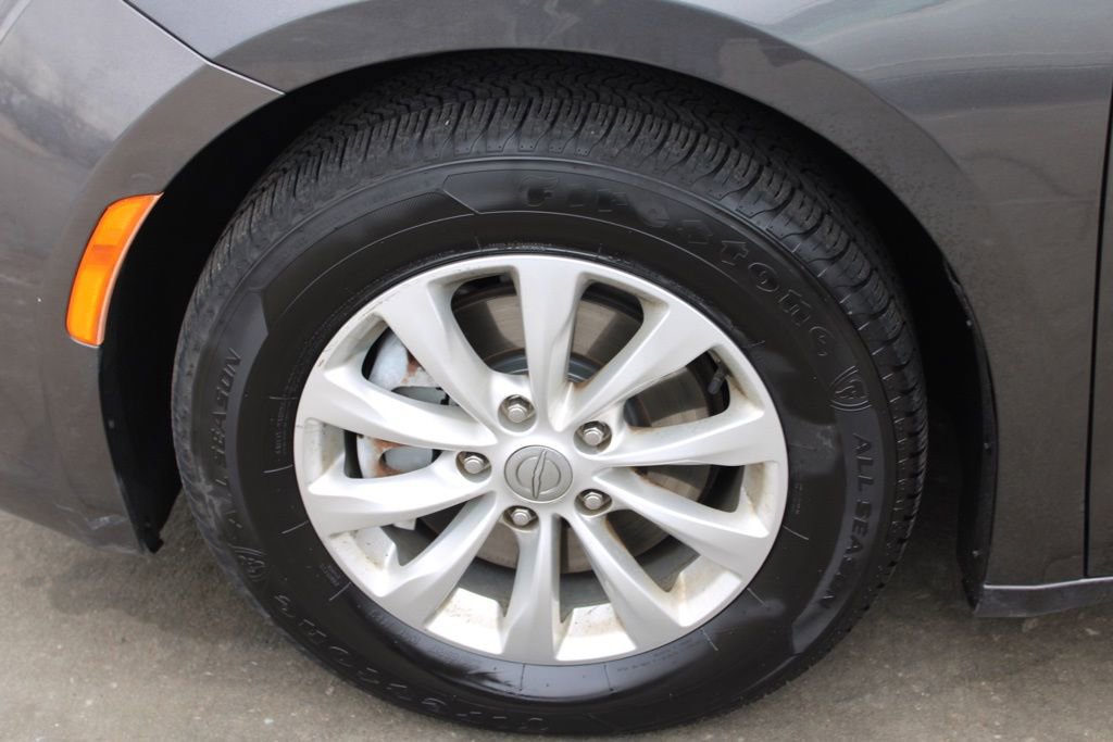 Used 2017 Chrysler Pacifica Touring-L image 12