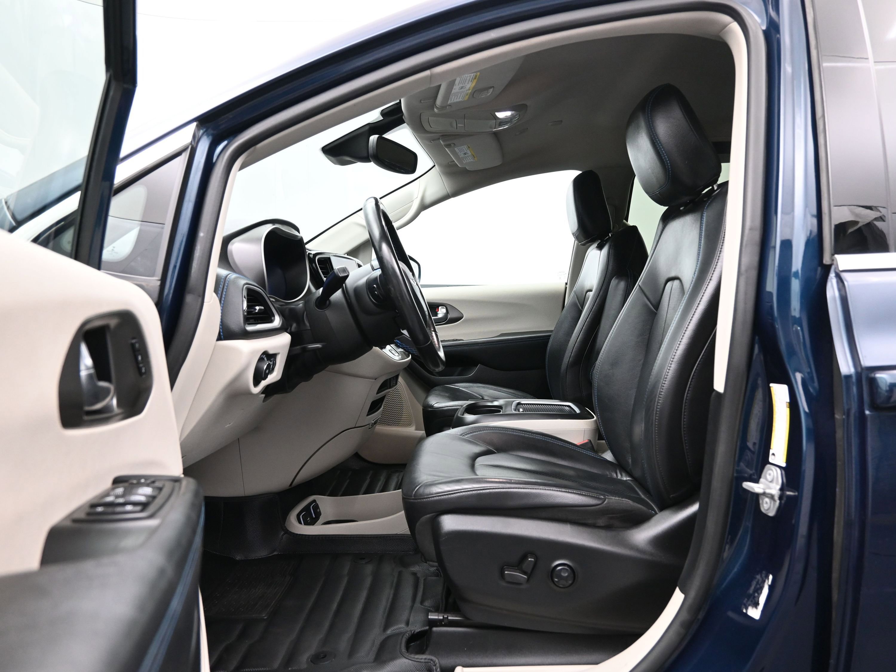 Used 2021 Chrysler Pacifica Touring-L image 9