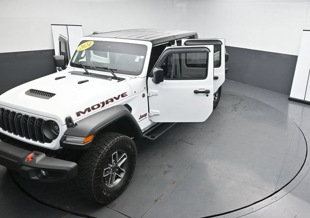Used 2024 Jeep Gladiator Mojave w/ Technology Group AWD/4WD image 32
