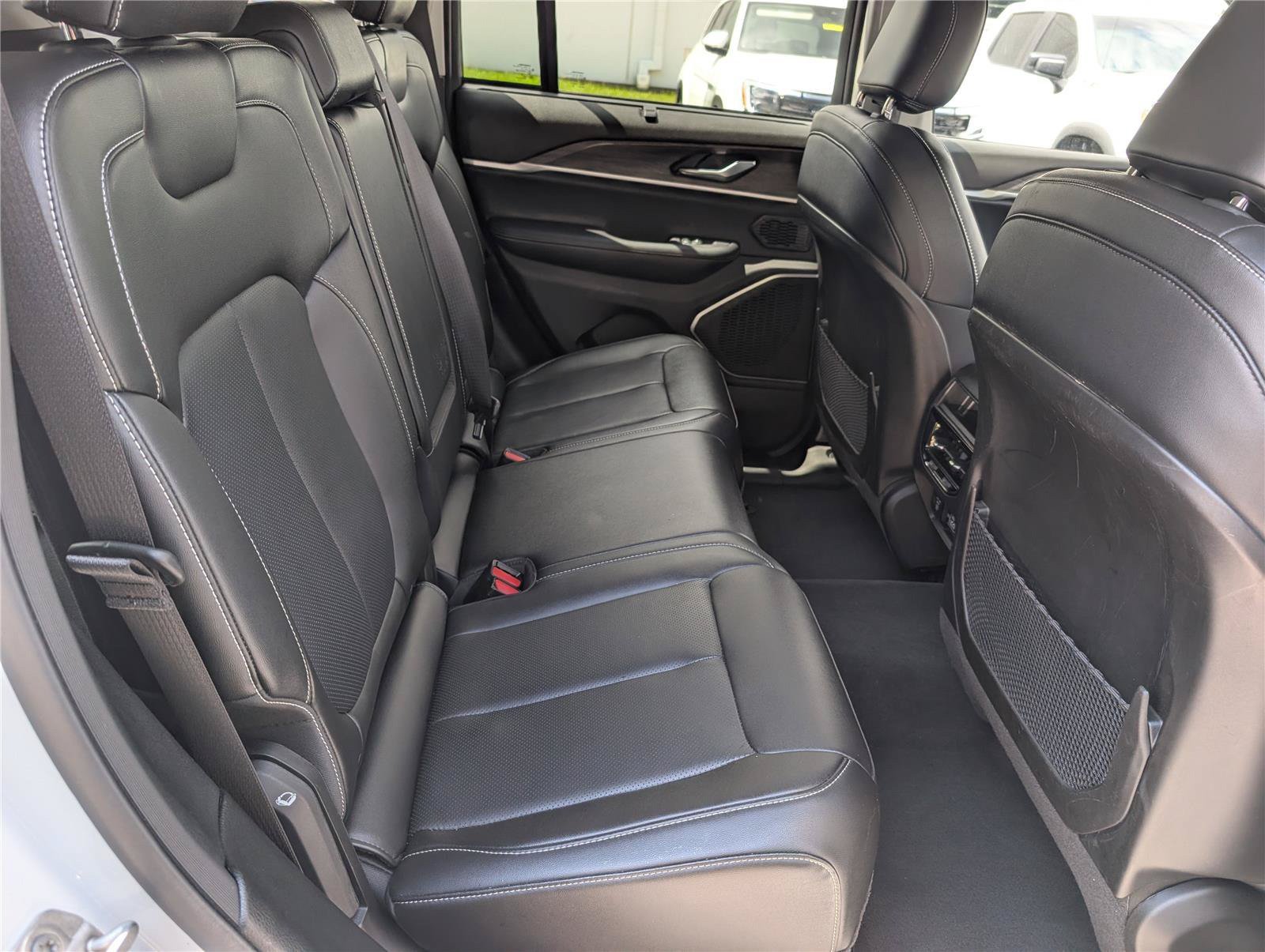Used 2022 Jeep Grand Cherokee Limited 4xe w/ Luxury Tech Group II AWD/4WD image 11