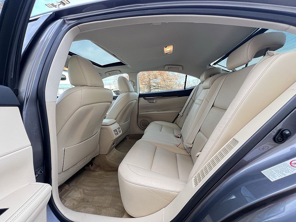 Used 2015 Lexus ES 300h image 13