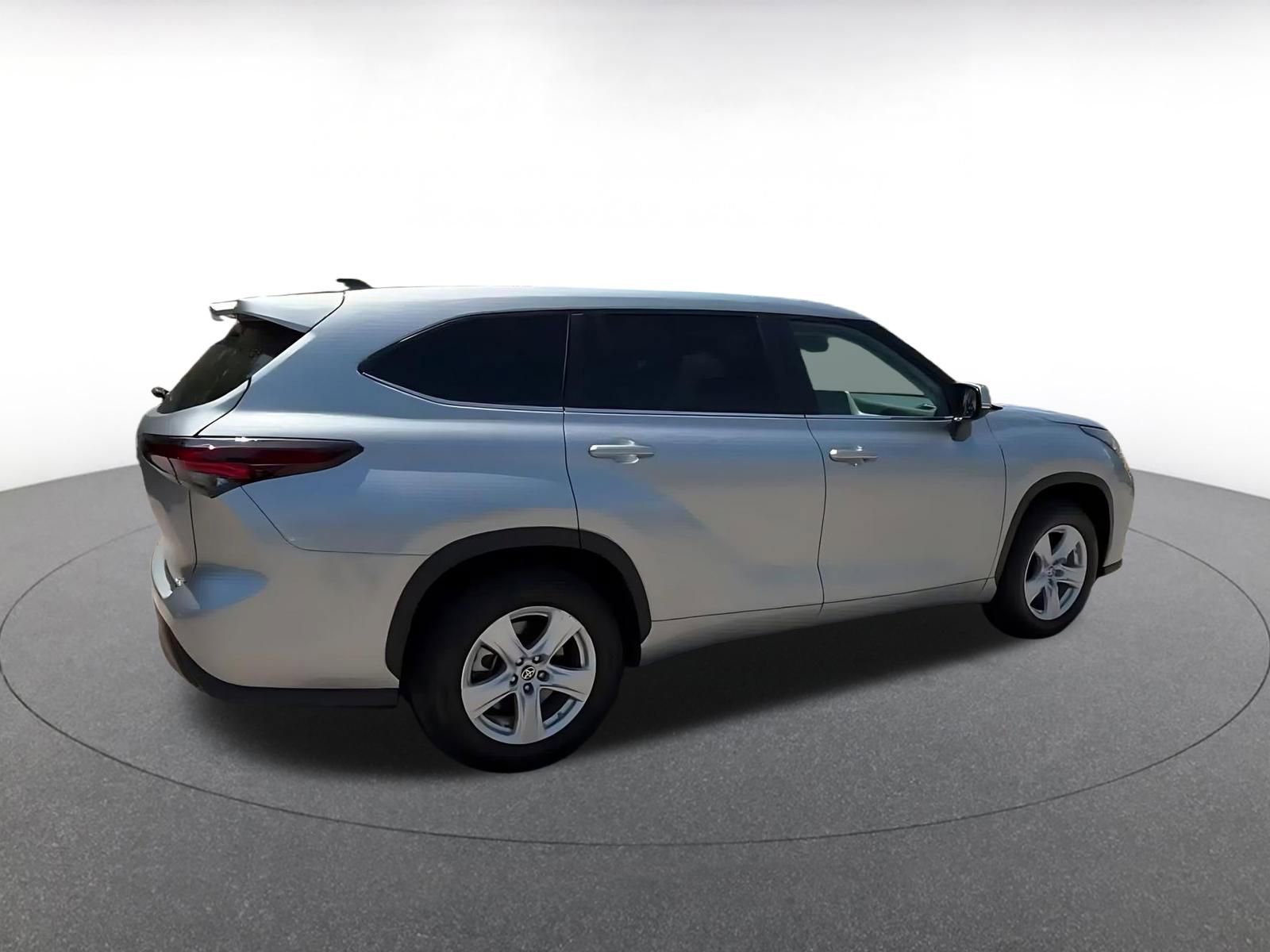 Used 2025 Toyota Highlander LE FWD image 15
