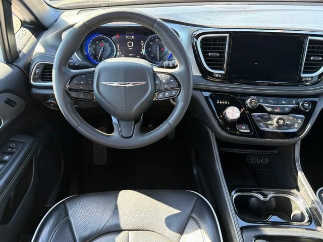 Used 2025 Chrysler Pacifica Limited FWD image 17