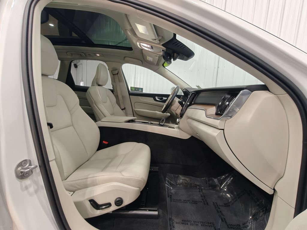 Used 2022 Volvo XC60 B5 Momentum AWD/4WD image 26
