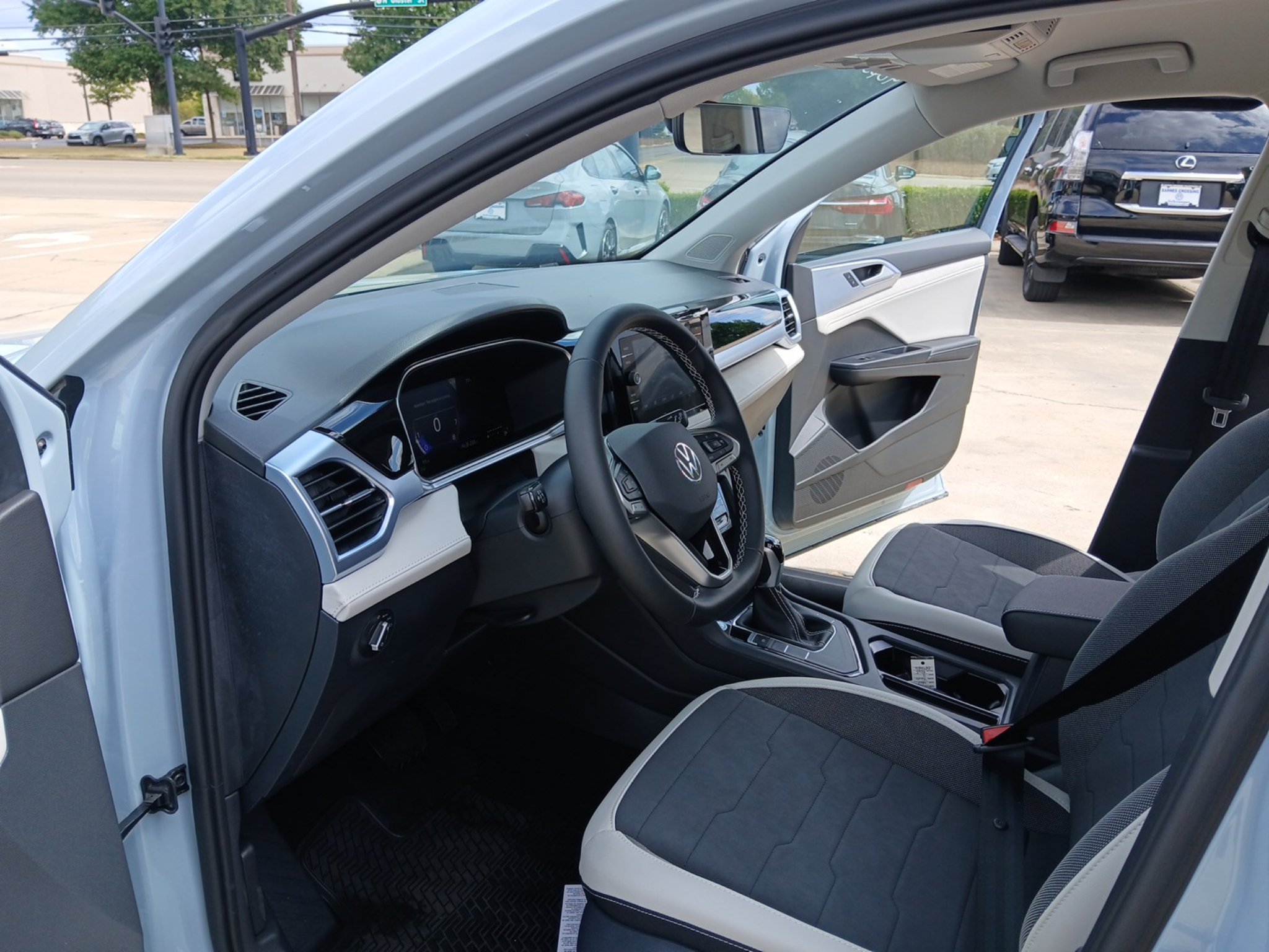 New 2027 Volkswagen Taos SE FWD image 8