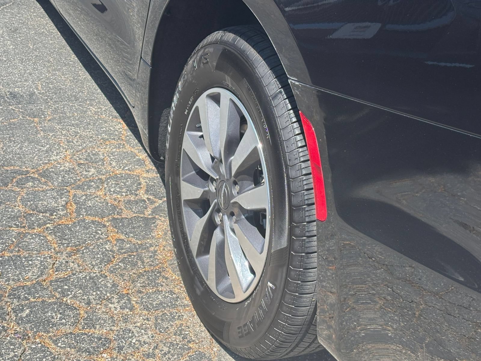 Used 2023 Chrysler Pacifica Touring-L FWD image 32