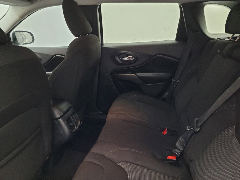 Used 2019 Jeep Cherokee Latitude w/ Popular Appearance Group image 18