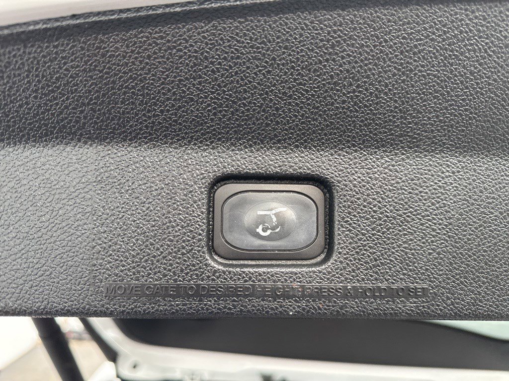 Used 2017 Ford Explorer XLT w/ Equipment Group 202A image 8