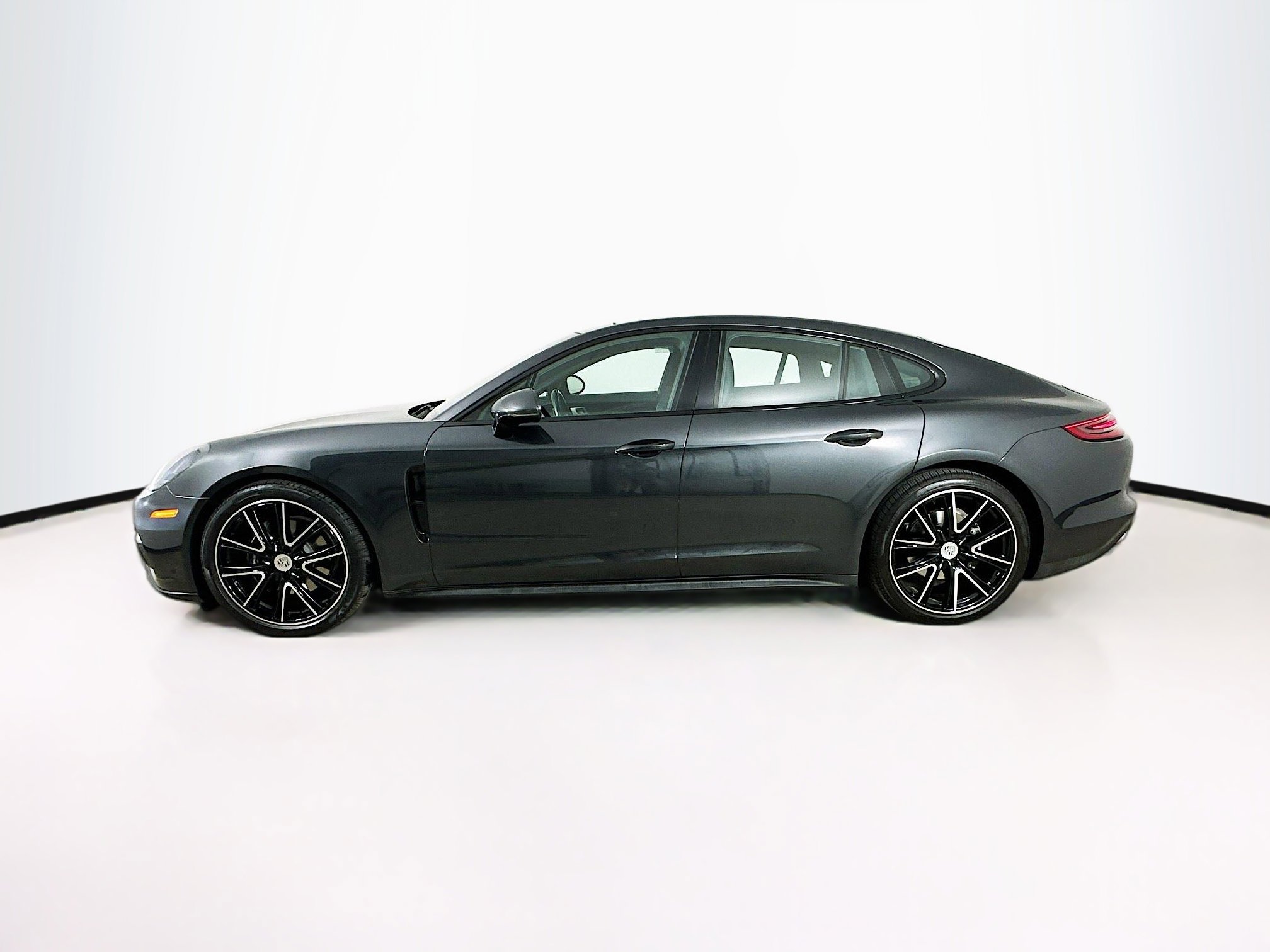 Used 2018 Porsche Panamera 4 w/ Premium Package image 4